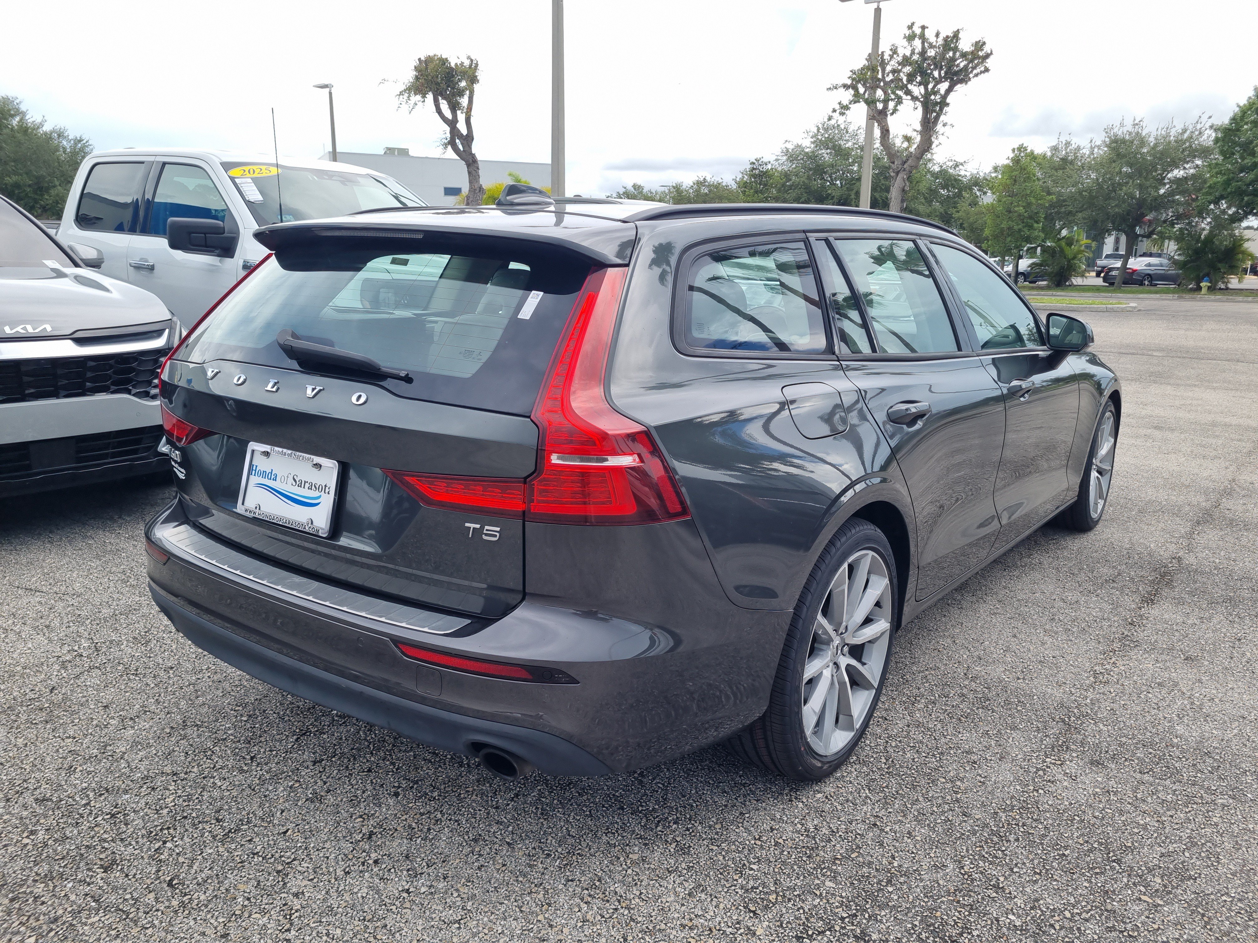 Used 2020 Volvo V60 T5 Momentum FWD image 7