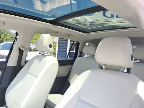 Used 2020 Volkswagen Tiguan SE w/ Panoramic Sunroof Package FWD image 10