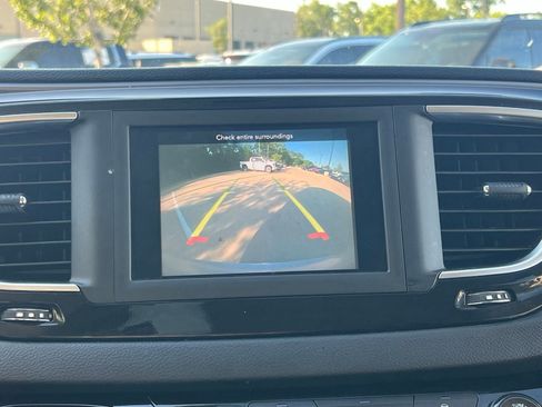 Used 2020 Chrysler Pacifica Touring-L FWD image 32