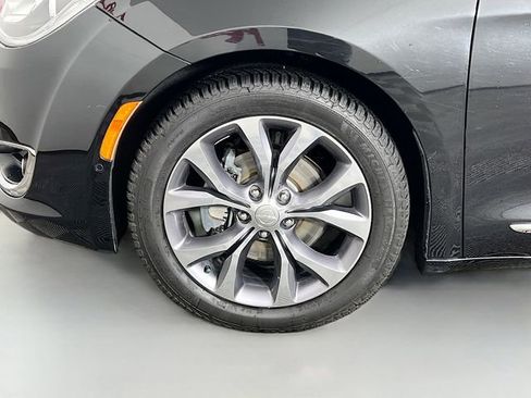 Used 2020 Chrysler Pacifica Limited w/ Tire & Wheel Group FWD image 10