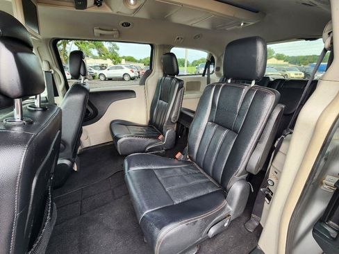 Used 2014 Chrysler Town & Country Touring FWD image 17