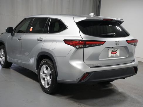 Used 2021 Toyota Highlander L FWD image 6