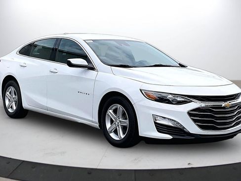 Used 2024 Chevrolet Malibu LT FWD image 2