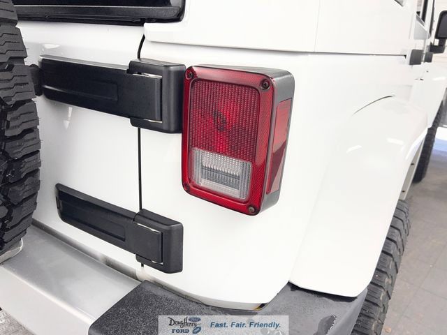 Used 2014 Jeep Wrangler Unlimited Sahara w/ Dual Top Group AWD/4WD image 13