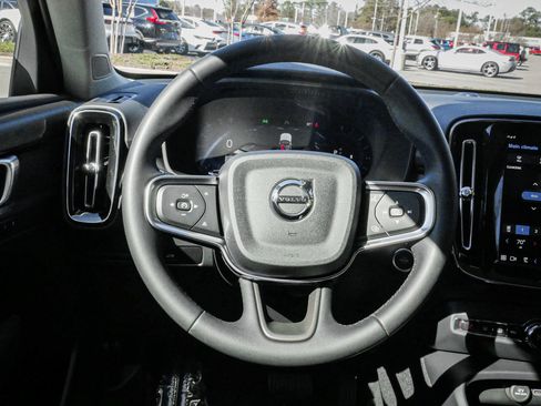Used 2025 Volvo XC40 B5 Core image 18