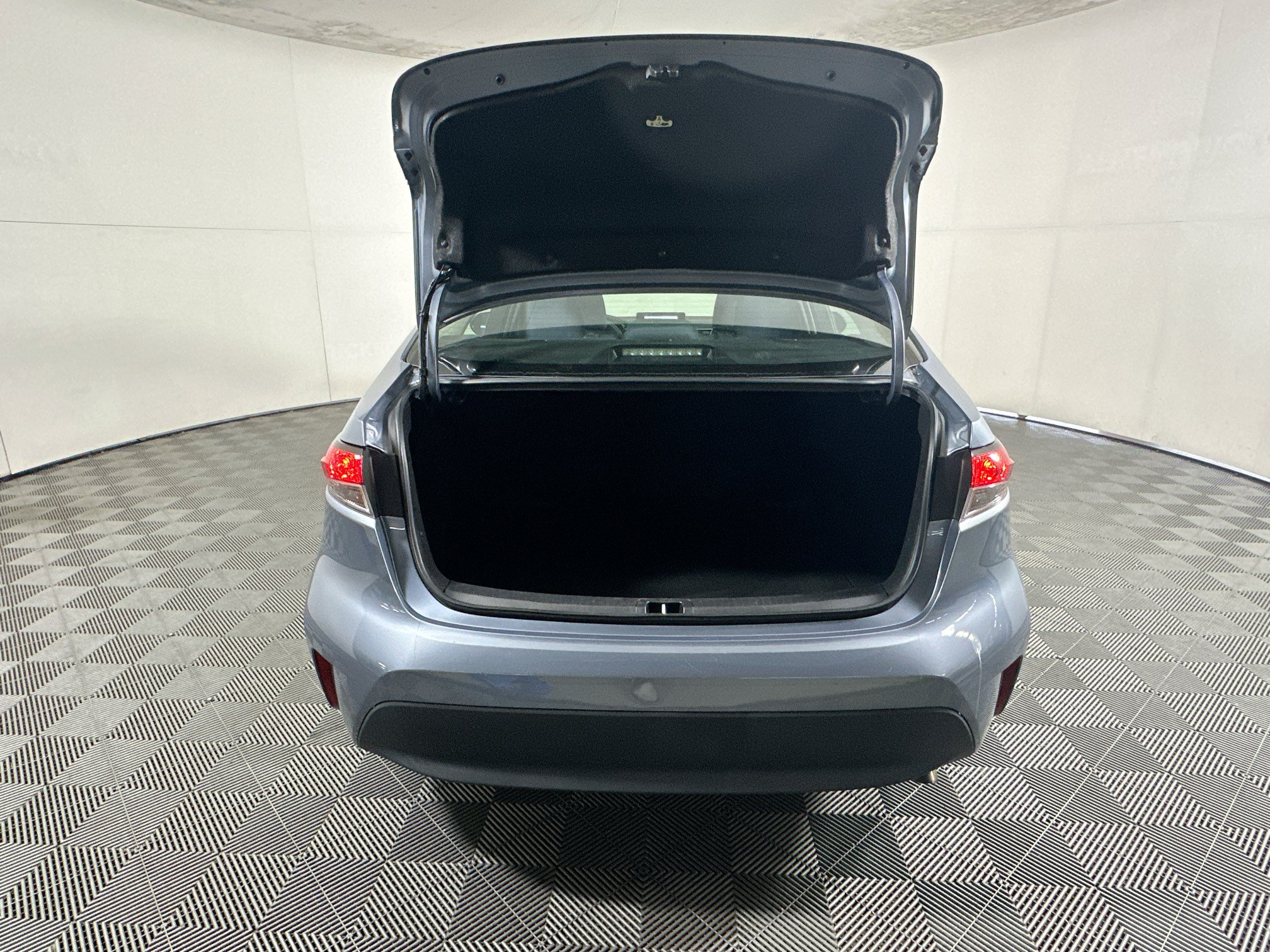 Used 2024 Toyota Corolla LE w/ LE Convenience Package FWD image 31