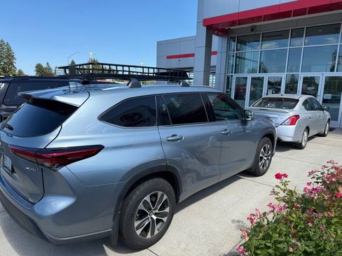 Used 2021 Toyota Highlander XLE AWD/4WD image 4