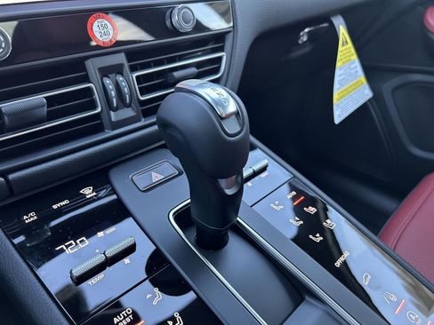 Certified 2025 Porsche Macan image 16