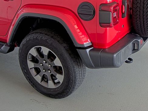 Used 2019 Jeep Wrangler Unlimited Sahara image 9