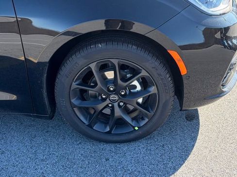 New 2026 Chrysler Pacifica Select w/ S Appearance Package FWD image 11