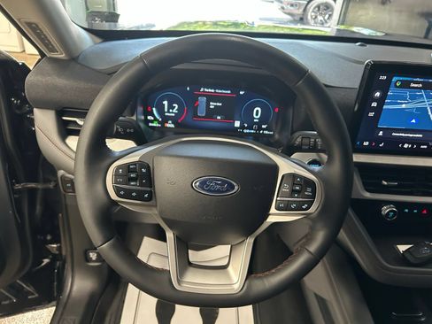 Used 2025 Ford Explorer Active AWD/4WD image 14