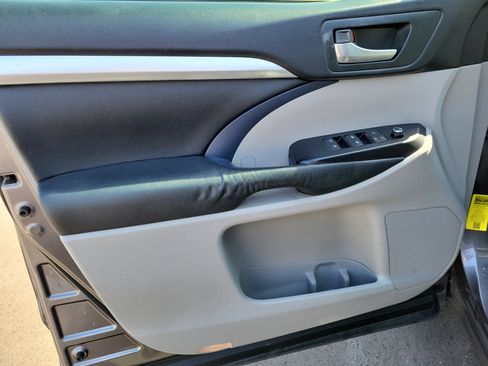 Used 2015 Toyota Highlander XLE image 10