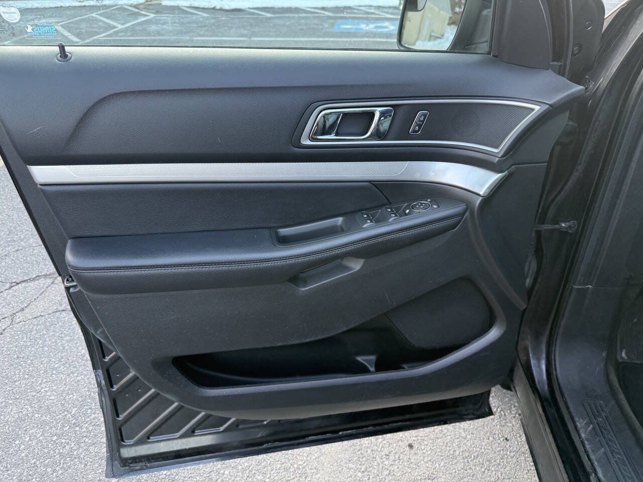 Used 2016 Ford Explorer XLT w/ Equipment Group 202A AWD/4WD image 9
