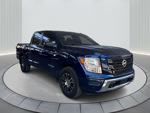Used 2021 Nissan Titan SV w/ SV Convenience Package image 3