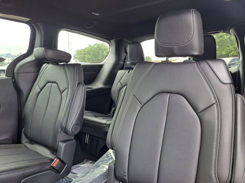 New 2025 Chrysler Pacifica Select image 23
