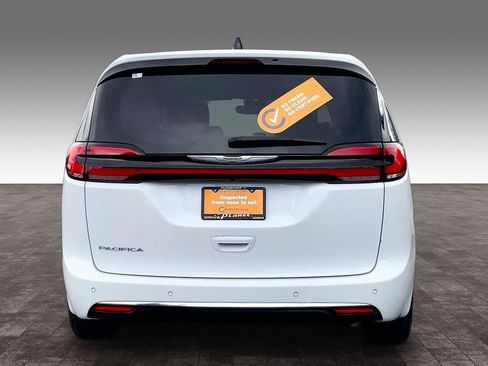 Certified 2024 Chrysler Pacifica Touring-L FWD image 4