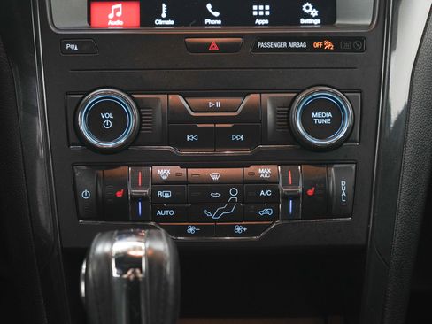 Used 2018 Ford Explorer XLT w/ Equipment Group 202A AWD/4WD image 17
