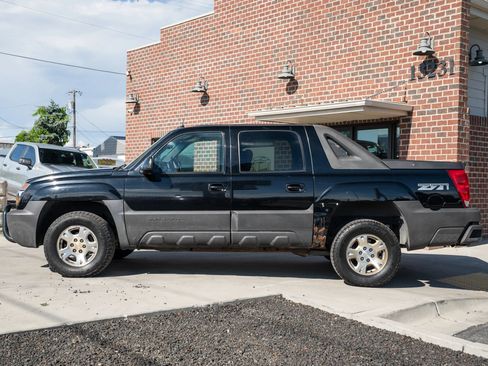Used 2003 Chevrolet Avalanche 4x4 w/ Suspension Package, Off-Road image 3
