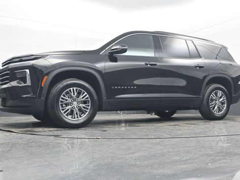 Used 2025 Chevrolet Traverse LT image 28