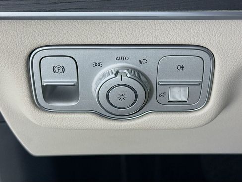 Used 2025 Mercedes-Benz GLS 450 4MATIC image 11