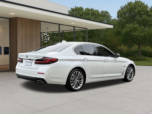 Certified 2023 BMW 530e w/ Convenience Package image 8