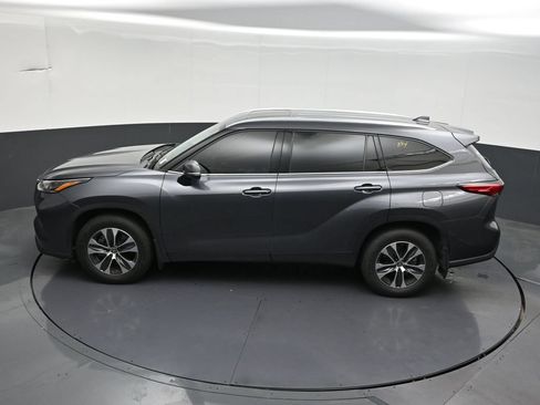 Used 2021 Toyota Highlander XLE AWD/4WD image 16