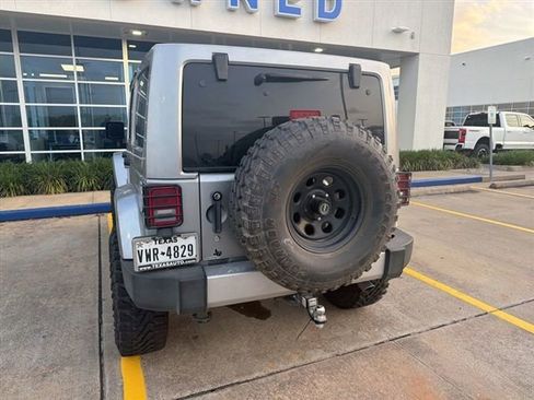 Used 2013 Jeep Wrangler Unlimited Sahara w/ Dual Top Group AWD/4WD image 9