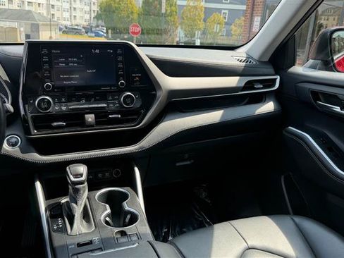 Used 2021 Toyota Highlander XLE AWD/4WD image 30