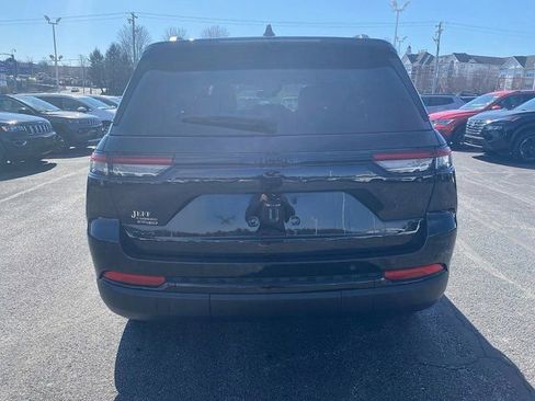 Used 2023 Jeep Grand Cherokee Altitude image 4