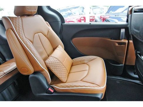 Used 2025 Chrysler Pacifica Pinnacle FWD image 10