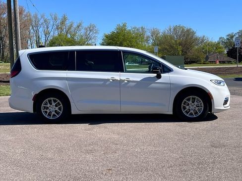 Used 2024 Chrysler Pacifica Touring-L FWD image 43