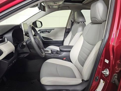 Used 2020 Toyota RAV4 XLE Premium FWD image 3