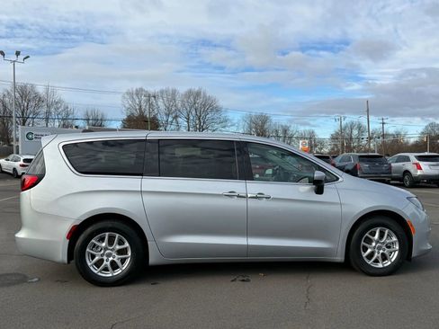 Used 2023 Chrysler Voyager LX image 4