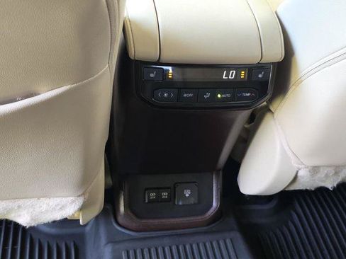 Certified 2021 Toyota Highlander Platinum FWD image 12
