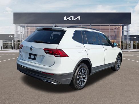 Used 2020 Volkswagen Tiguan SE w/ Panoramic Sunroof Package FWD image 4
