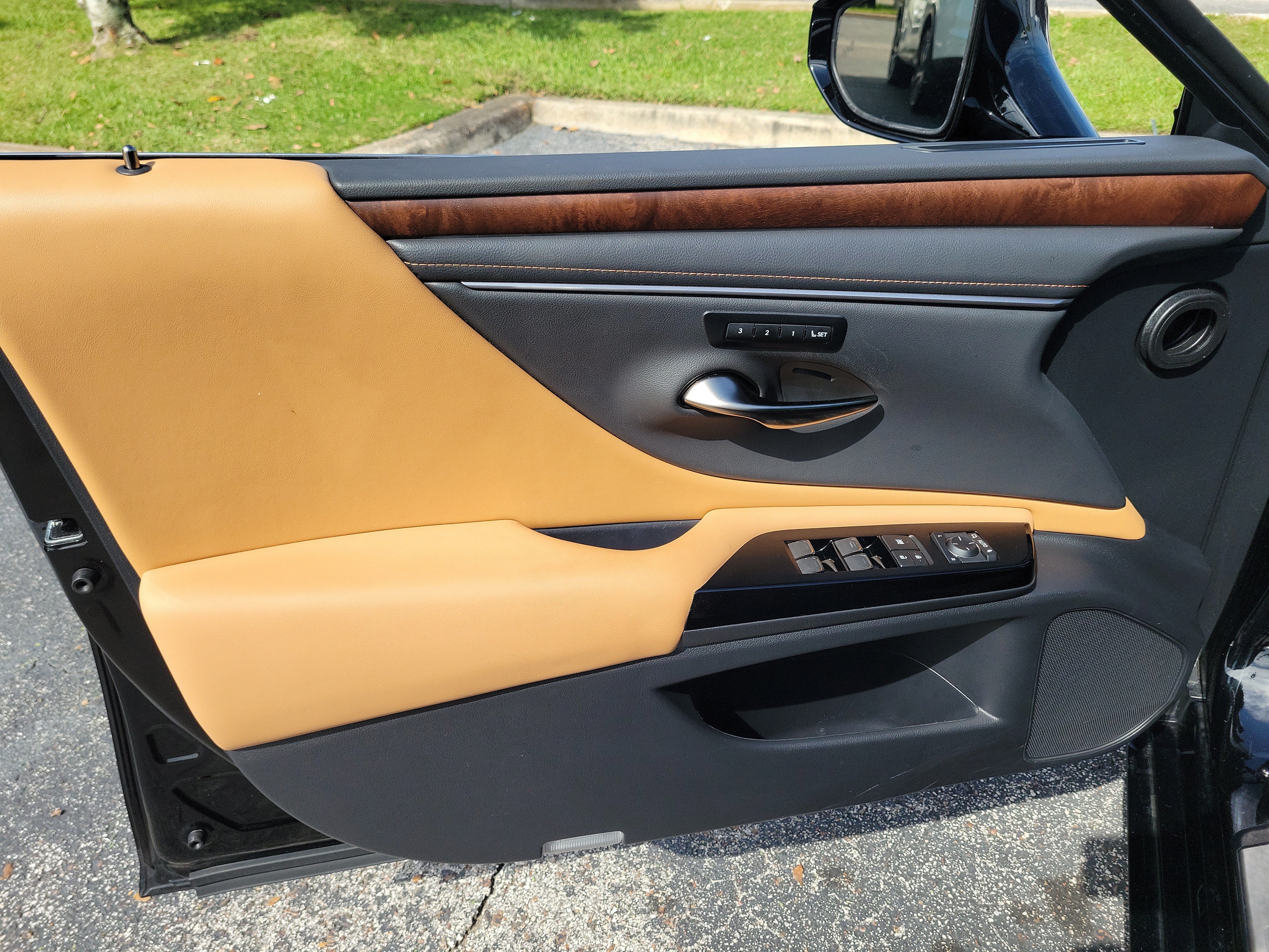 Used 2024 Lexus ES 300h w/ Premium Package FWD image 10
