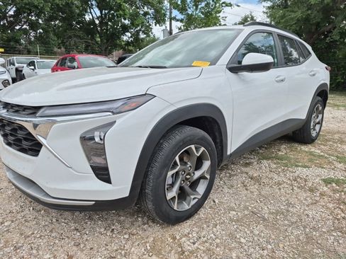 Used 2025 Chevrolet Trax LT w/ LT Convenience Package image 1