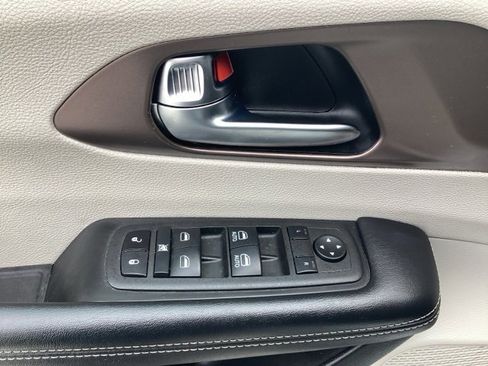 Used 2022 Chrysler Voyager LX image 9