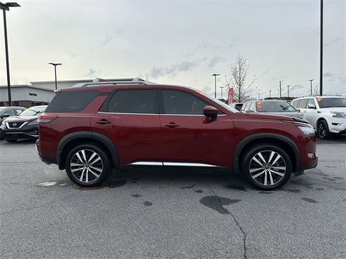 Certified 2024 Nissan Pathfinder Platinum w/ Black Appearance Package image 9