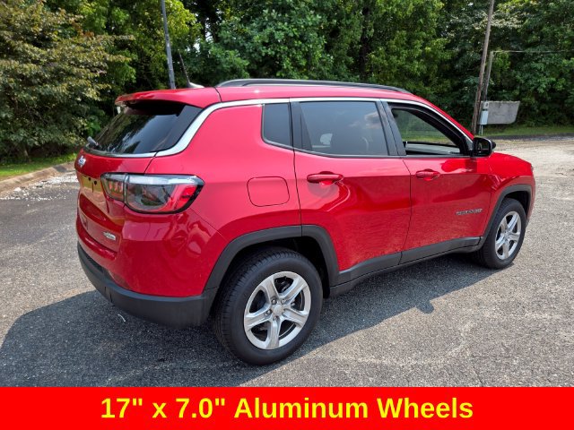 Used 2024 Jeep Compass Latitude w/ Sun and Sound Group AWD/4WD image 9