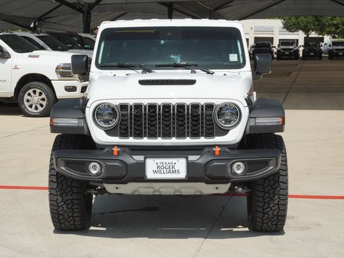 Used 2025 Jeep Gladiator Mojave w/ Convenience Group AWD/4WD image 6