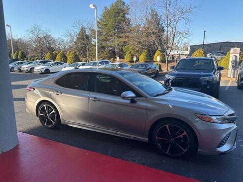 Used 2020 Toyota Camry XSE image 3