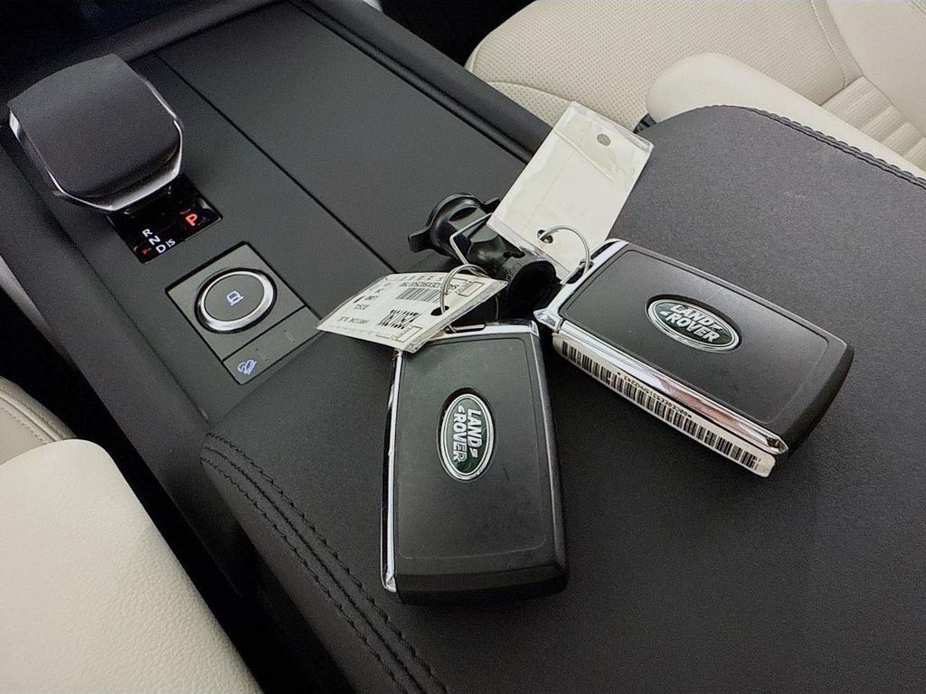 Used 2024 Land Rover Discovery S AWD/4WD image 17
