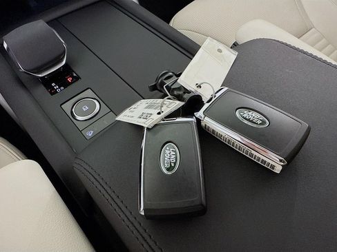 Used 2024 Land Rover Discovery S AWD/4WD image 17