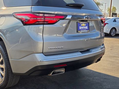 Used 2023 Chevrolet Traverse Premier FWD image 5