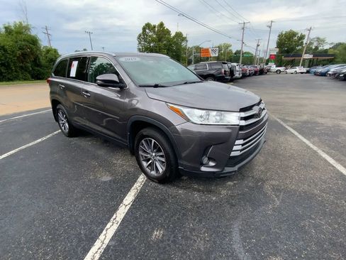 Used 2019 Toyota Highlander XLE AWD/4WD image 3