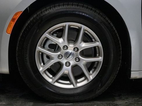 Used 2024 Chrysler Pacifica Touring-L image 8