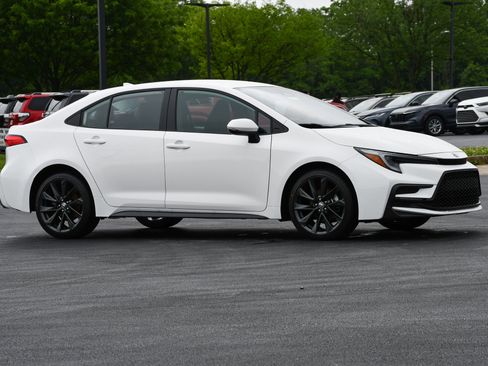 Certified 2025 Toyota Corolla SE FWD image 1
