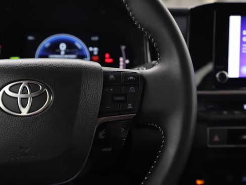 Used 2025 Toyota Camry SE AWD/4WD image 27