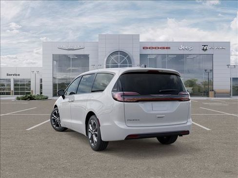 New 2026 Chrysler Pacifica Select image 3